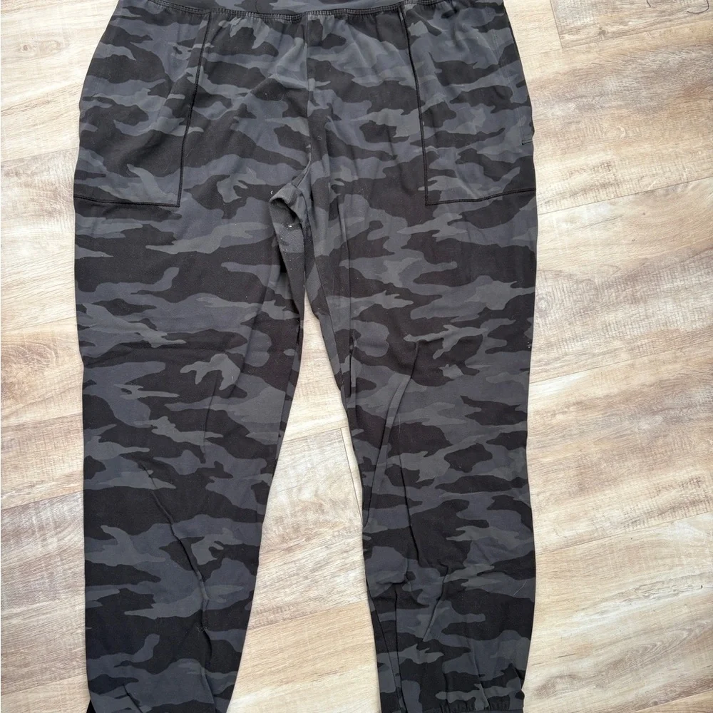 Athleta Salutation Camo Jogger - Picture 2 of 4